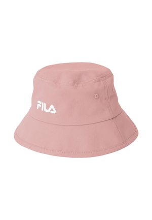 Chapeau seau en tissu rose avec large bordure et logo FILA blanc à l'avant, présentant des œillets de ventilation sur les côtés.