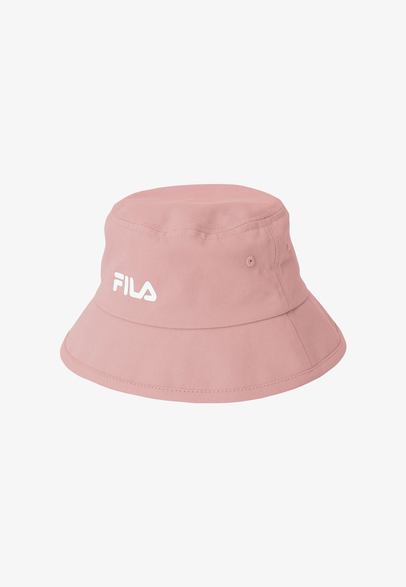 Chapeau seau en tissu rose avec large bordure et logo FILA blanc à l'avant, présentant des œillets de ventilation sur les côtés.