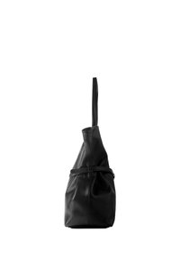 Sac à main en cuir noir avec une seule lanière fine et un détail de boucle horizontale, présenté de profil sur fond blanc.