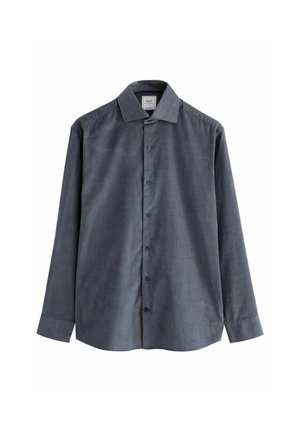 Tmavě šedá košile s dlouhým rukávem, zapínaná na knoflíky, s klasickým límečkem a knoflíkovými manžetami, zobrazena na bílém pozadí.