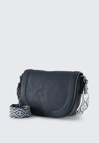 Borsa a tracolla in pelle blu scuro con pattina curvata, dotata di una tracolla regolabile a motivi blu e bianco. Include un portafoglio coordinato con lo stesso motivo.