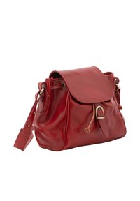 Borsa a mano in pelle rossa con flap pieghevole, chiusura con cordino e tracolla regolabile. Texture liscia e design minimalista.