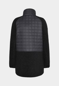 Musta takki, jossa on tikattu nailoninen selkäosa ja pehmeä, karvainen pinta hihoissa ja alaosassa. Korkea kaulus ja rento istuvuus.