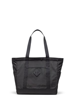 Sac cabas noir en tissu à motif losange, deux anses, détail patch sur le devant et poches latérales, présenté sur fond blanc.