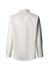 Wit overhemd met lange mouwen en knopen, voorzien van smalle verticale beige strepen, klassieke kraag en knoopmanchetten, gezien van achteren.