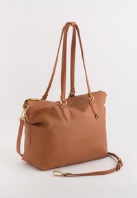 Brun struktureret lædertaske med dobbelte skulderremme, aftagelig crossbody-rem samt guld lynlås og hardware på hvid baggrund.