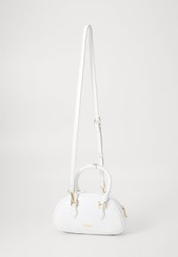 Weißes Kunstleder-Handtasche mit runder Form, abnehmbaren Schulterriemen, Obergriff und goldenen Hardware-Akzenten. Glatte Textur.