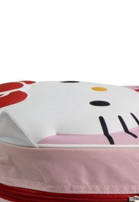 Borsa rettangolare rosa e bianca con cerniera rossa, con angoli arrotondati e design della faccia di Hello Kitty con un fiocco rosso.