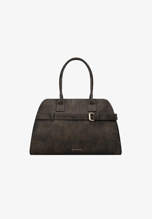 Bolso de mano marrón oscuro hecho de cuero sintético texturizado. Presenta dos asas resistentes, una base plana y una correa con un detalle de hebilla dorada.