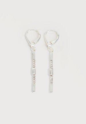 Cercei argintii atârnați, cu cristale clare dreptunghiulare și rotunde, într-o linie verticală, fixați cu închizători leverback.