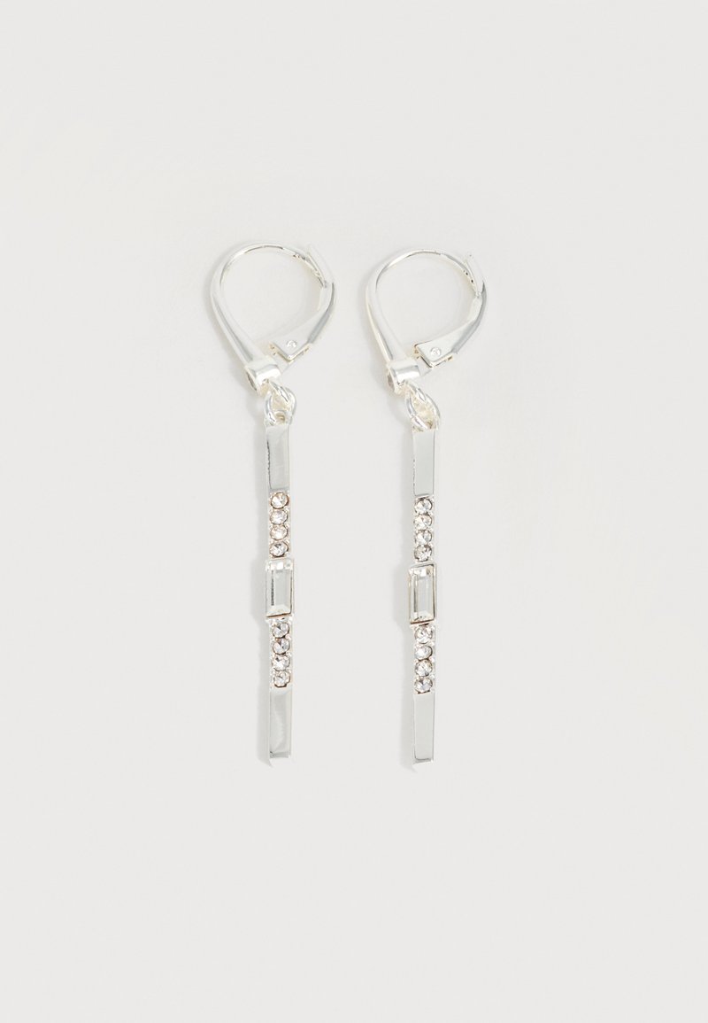 Ασημένια κρεμαστά σκουλαρίκια με ορθογώνιους και στρογγυλούς διάφανους κρυστάλλους σε κάθετη γραμμή, στερεωμένα με κούμπωμα leverback.