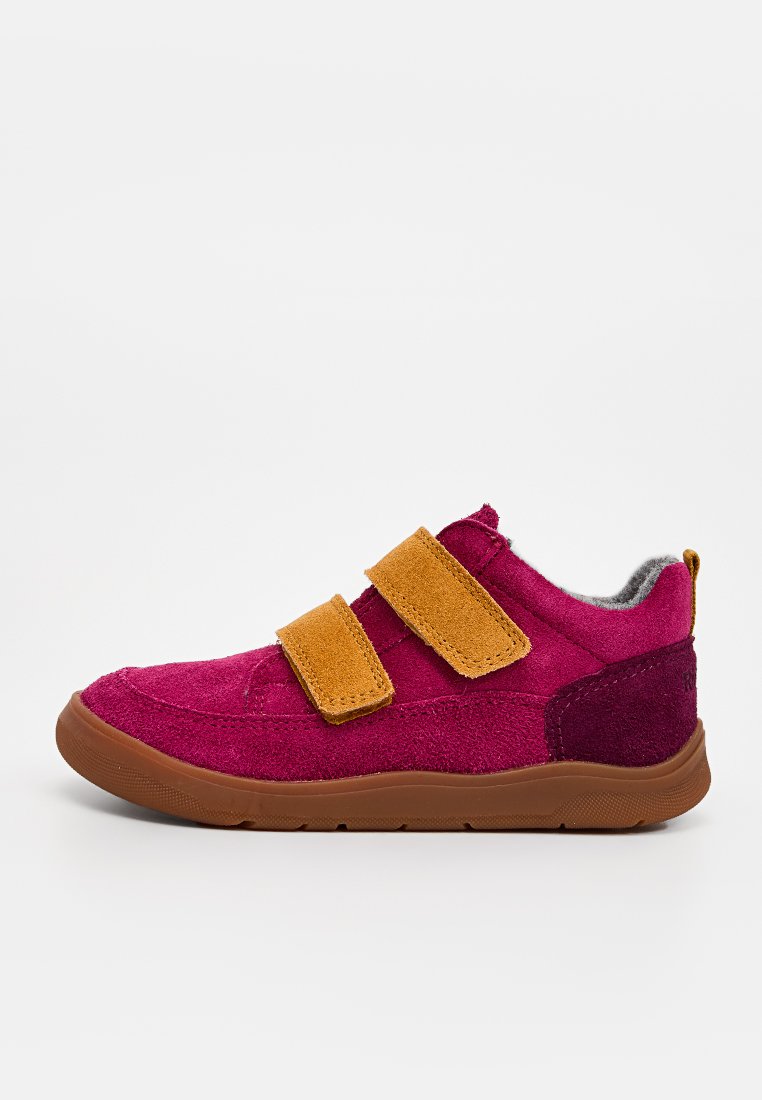 Rosa Wildleder-Sneaker mit zwei braunen Klettverschlüssen, grauem Innenfutter und brauner Gummisohle. Flaches Design mit abgerundeter Zehenpartie.