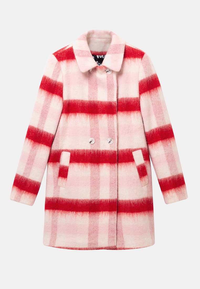 Wollen jas met een roze en rode ruitpatroon, voorzien van een ronde kraag, een sluiting met twee knopen en zijzakken. Zachte textuur.