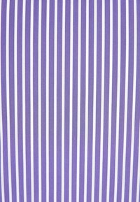Lila och vit randig tyg med vertikala linjer, jämn textur och ett enhetligt mönster som är lämpligt för olika textiltillämpningar.