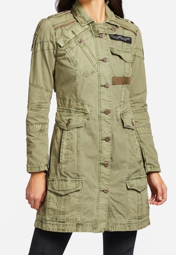 Grön militärinspirerad jacka, lång ärm, knäppning fram, flera fickor, texturerad tyg, axelklaffar och kontrasterande detaljer.