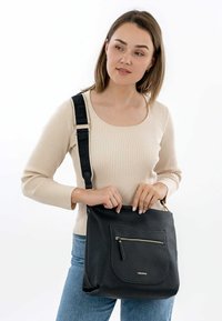 Czarna, teksturowana skórzana torebka na ramię z przednią kieszenią na zamek i wzorzystym, regulowanym paskiem. Charakteryzuje się miękką, luźną konstrukcją.