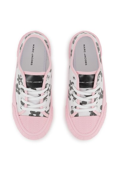 Λευκά πάνινα αθλητικά παπούτσια με ροζ λαστιχένιες σόλες και λεπτομέρειες. Διαθέτουν μαύρα λουλουδάτα σχέδια και λευκά κορδόνια. Εμφανίζεται λογότυπο στο εσωτερικό και στη φτέρνα.