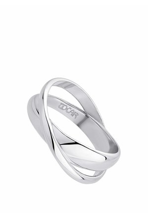 Dos anillos de plata pulida entrelazados con un acabado suave y el grabado "TOCAR" en el interior de una de las bandas.