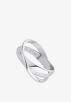 Dos anillos de plata pulida entrelazados con un acabado suave y el grabado "TOCAR" en el interior de una de las bandas.
