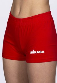 Shorts de sport en coton rouge avec une taille élastique et le logo "MIKASA" imprimé sur le côté. Texture lisse, coupe ajustée, longueur mi-cuisse.