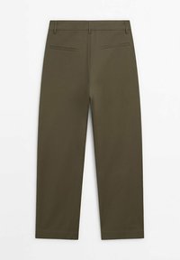 Pantalons vert olive, coupe droite, dotés de deux poches arrière avec des coutures horizontales, en tissu lisse et sans matériel visible.