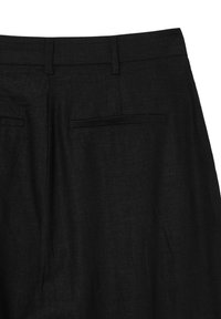 Pantaloni di lino neri con una texture liscia, vita piatta e due tasche posteriori con cuciture sottili. Design su misura, senza hardware visibile.