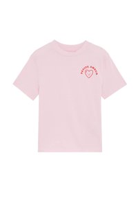 Světle růžové bavlněné tričko s krátkým rukávem, kulatým výstřihem a červeným potiskem srdce s textem "Petite Amour" na hrudi.