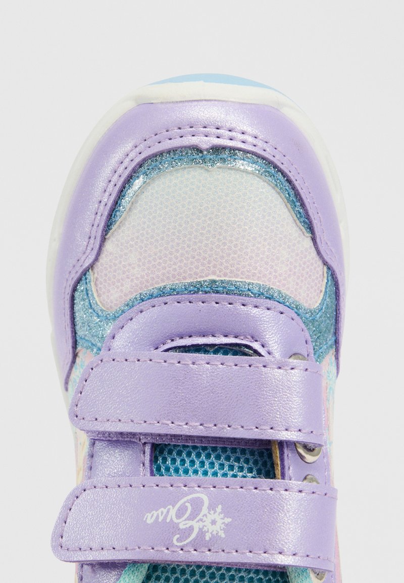 Sneaker viola e blu con tomaia sintetica lucida, pannelli in rete e dettagli brillanti. Presenta chiusure in velcro e una suola testurizzata.