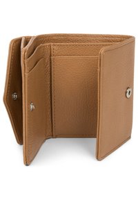 Portafoglio bifold in pelle marrone con superficie testurizzata, dotato di molteplici fessure per carte e chiusura a scatto. Il design aperto rivela scomparti interni.