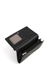 Portefeuille en cuir noir avec finition texturée, comportant des emplacements pour cartes, une fenêtre transparente pour l'identification et un compartiment à pièces zippé.