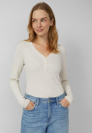 - Bluzka z długim rękawem