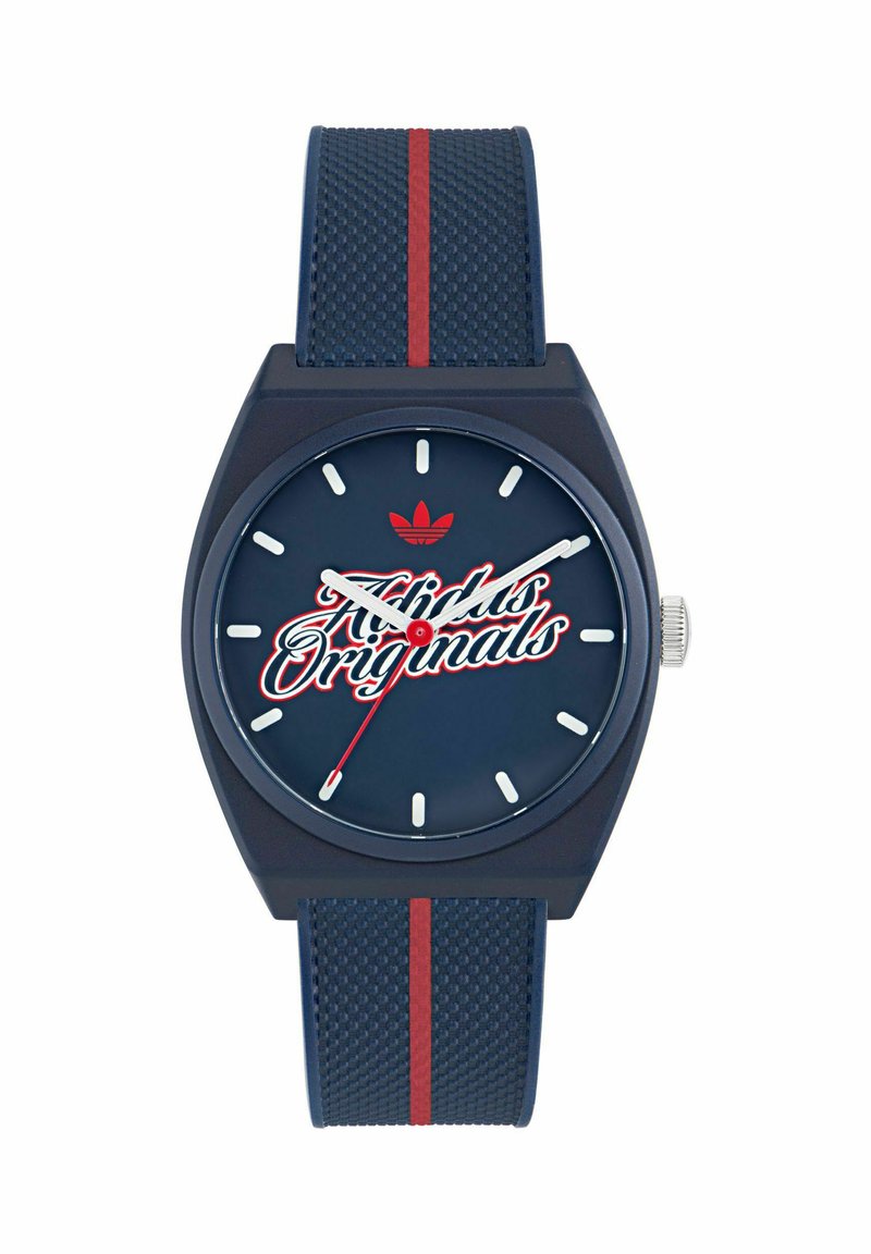 Marineblaue Adidas Originals Uhr mit roten Akzenten, weißen Stundenmarkierungen und texturiertem Armband mit einem mittleren roten Streifen.