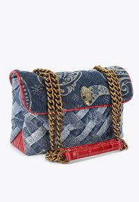 Borsa in denim con texture intrecciata, raffinati bordi rossi, tracolla in catena dorata e chiusura metallica dettagliata. Presenta motivi floreali e accenti in coccodrillo.