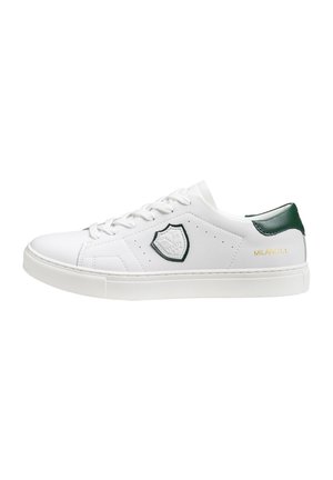 Witte lage sneaker met groene hieltab, geborduurd schildlogo aan de zijkant en gouden "MILANO1.1" tekst nabij de hiel.