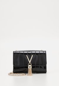 Borsa in pelle verniciata nera con motivo trapuntato, tracolla in catena dorata e accentuazione metallica a forma di V con dettaglio di frange.