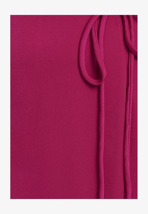 Tessuto fucsia con una texture liscia, dotato di due sottili stringhe sul lato destro per la chiusura. Design minimalista senza motivi.