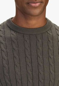 Grijze kabelgebreide trui met een geribde ronde halslijn en ingewikkelde gedraaide patronen door de stof heen. Soepele textuur.