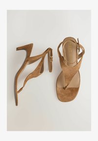 Selezionato, tan brown