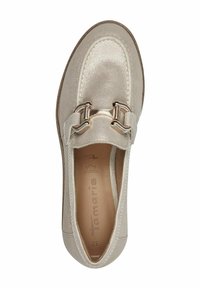 Lichtbeige loafer met een glanzende afwerking, voorzien van een decoratieve gesp en stikdetails. Zachte textuur, ronde teenvorm.