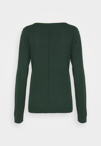 Mörkgrön långärmad tröja med rund halsringning, som har en central söm och ribbade ärmslut. Tillverkad av mjukt stickat material.