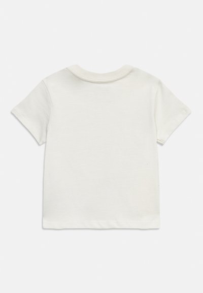 Λευκό απλό κοντομάνικο μπλουζάκι για νήπιο με στρογγυλή λαιμόκοψη, εμφανίζεται από πίσω σε λευκό φόντο.