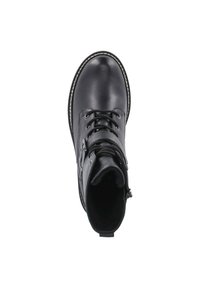 Černá kožená kotníková bota s kulatou špičkou, šněrováním vpředu a bočním zipem. Disponuje kontrastním bílým prošíváním a polstrovaným interiérem.