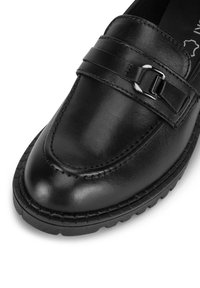 Čierne kožené oxfordky s guľatou špičkou, s dvoma horizontálnymi popruhmi a kovovou sponou ako akcentom. Textúrovaná podrážka pre lepšiu priľnavosť.