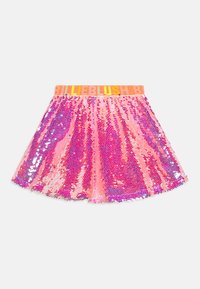 Gonna con paillettes rosa e viola con una fascia elastica arancione che presenta "BILLIEBLUSH" in lettere grasse, realizzata in un design svasato.