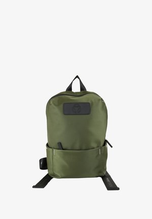 Zaino verde con tasca frontale, manico superiore nero e patch del marchio nero sul davanti, mostrato su uno sfondo bianco.