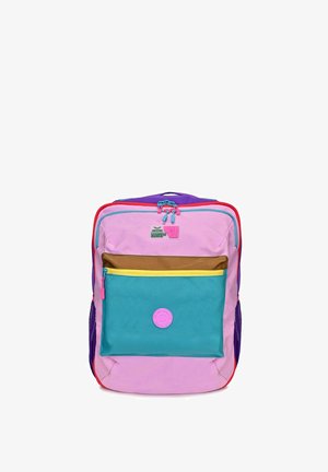 Krāsaina mugursoma ar rozā, violetu un turku zilu audumu. Tai ir vairākas kabatas ar rāvējslēdzējiem, tostarp priekšējā kabata ar dzeltenu rāvējslēdzēju.