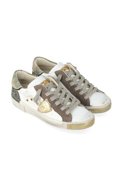 Sneaker bianche basse con lacci grigi, accenti in suede marrone, emblema dorato sui lati e pannelli sul tallone in tessuto verde, suole leggermente usurate.
