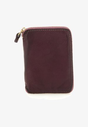 Portafoglio in pelle marrone scuro compatto con cuciture beige e una zip dorata lungo la parte superiore e i bordi destro su uno sfondo bianco.
