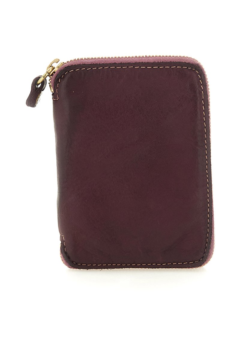 Portafoglio in pelle marrone scuro compatto con cuciture beige e una zip dorata lungo la parte superiore e i bordi destro su uno sfondo bianco.