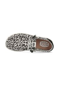 Scarpa in tela con stampa leopardata e suola bianca, dotata di lacci elastici e accenti in gomma. L'interno presenta una soletta con il marchio.